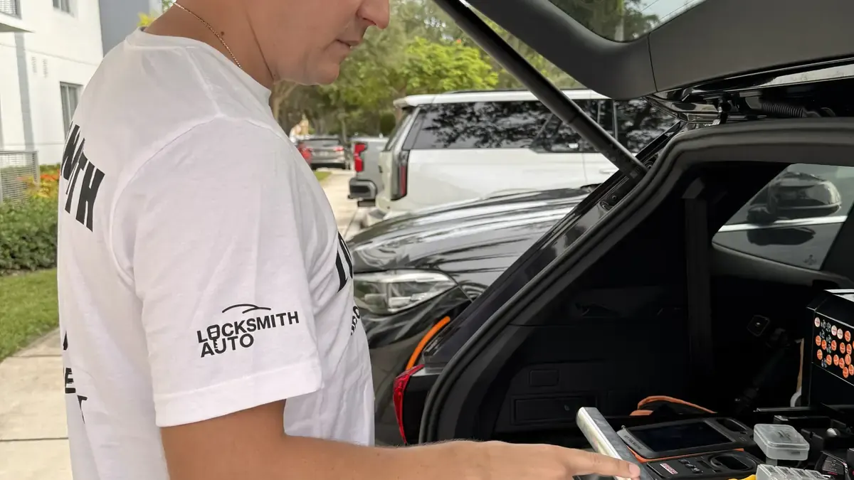 Locksmith Auto technician with mobile key programming equipment in Florida — Locksmith Auto